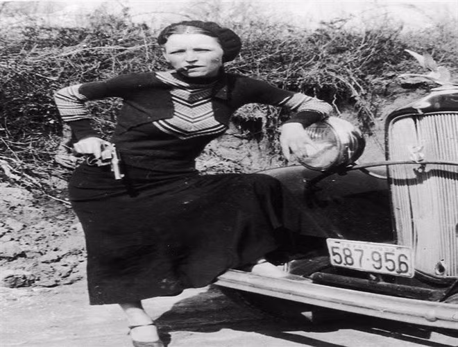3. Bonnie Parker: Nguyên mẫu của bộ phim nổi tiếng của Hollywood 'Bonnie và Clyde'. Đây là bộ đôi tội phạm khét tiếng đứng đằng sau nhiều vụ cướp, giết ở Mỹ vào những năm 1930. Cặp đôi này đã liên tục gây ra các tội ác trong gần hai năm trước khi bị cảnh sát phục kích và bắn chết.