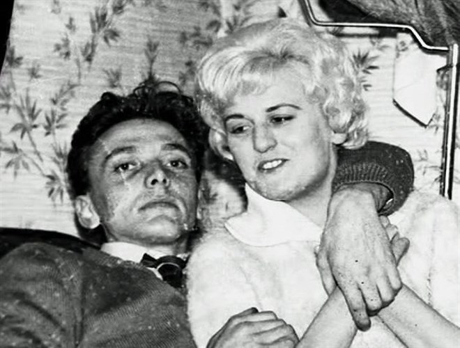 10. Myra Hindley: là một tên tội phạm nữ khét tiếng từng dính líu đến những vụ hãm hiếp và giết 5 đứa trẻ từ 10-12 tuổi trong giai đoạn 1963 - 1965. Cô ta cùng với chồng là Ian Brady đã dùng rìu giết chết một cậu bé 17 tuổi. Cặp đôi này không hối hận ngay cả sau khi bị bắt và bị kết án.