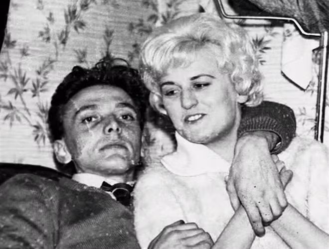 10. Myra Hindley: là một tên tội phạm nữ khét tiếng từng dính líu đến những vụ hãm hiếp và giết 5 đứa trẻ từ 10-12 tuổi trong giai đoạn 1963 - 1965. Cô ta cùng với chồng là Ian Brady đã dùng rìu giết chết một cậu bé 17 tuổi. Cặp đôi này không hối hận ngay cả sau khi bị bắt và bị kết án.