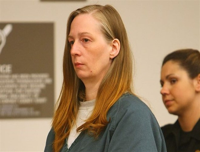 17. Stacey Castor: Goá phụ đen là nữ tội phạm máu lạnh, nguy hiểm nhất của Mỹ khi ngoài việc giết hại 2 người chồng của mình, còn âm mưu giết con gái Ashley Wallace năm 2007. Stacey Castor bị bắt và bị kết án 51 năm tù, nhưng chưa bao giờ thú nhận tội ác của mình.