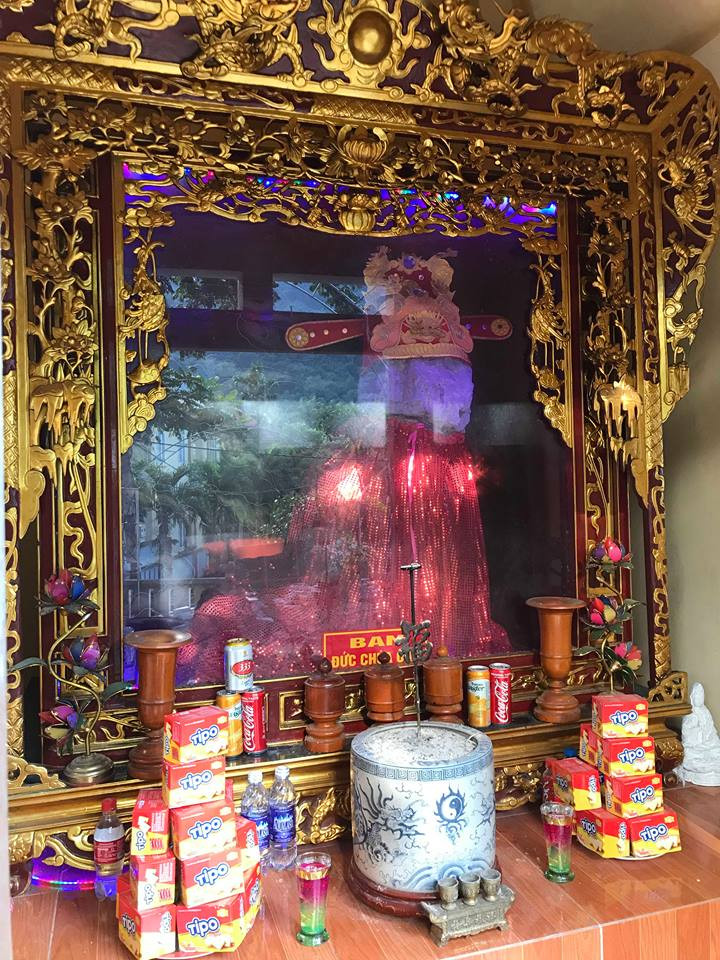 Huyen bi khoi da hinh nguoi cuc thieng trong den Ong, dong Ba-Hinh-2