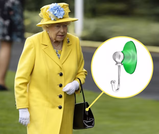 Bà luôn mang theo móc dán tường trong túi xách: Bí mật chính là Nữ hoàng thường dùng chiếc móc này dán vào dưới bàn để treo túi. Bà thường ra dấu hiệu cho trợ lý của mình bằng túi xách. Ví dụ khi Nữ hoàng đặt túi lên mặt bàn tức là bà muốn bữa tiệc sớm kết thúc và rời đi. Nhưng nếu túi còn treo trên móc thì điều đó không có nghĩa gì cả, chỉ đơn giản là bà cảm thấy thoải mái với điều này.