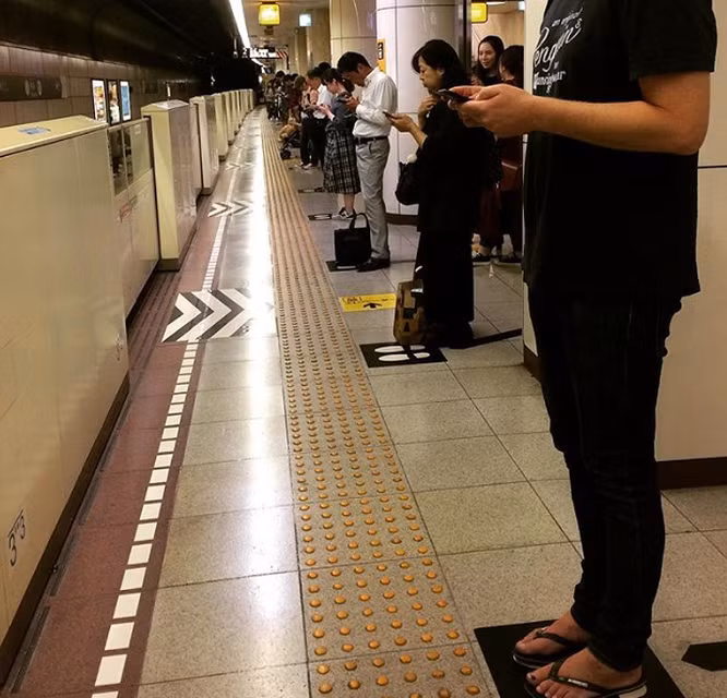 1. Nguyên tắc “không rắc rối”: Tại Nhật Bản, có một quy tắc tồn tại rất lâu đời, đó là hạn chế làm phiền và đảm bảo sự riêng tư của người khác tại nơi công cộng. Điều này được thể hiện rất rõ trong các bộ quy tắc ứng xử của người Nhật. Ví dụ: người Nhật không nói chuyện điện thoại quá to ở nơi công cộng, không nằm quá lâu trên ghế dài trong các khu trung tâm thương mại… Vì vậy, khi đến đất nước mặt trời mọc, bạn không nên chỉ nghĩ về bản thân mà nên nghĩ cho người xung quanh.