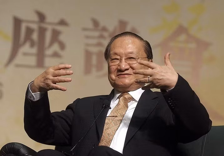 Đến năm 1948, ông chuyển đến làm việc tại văn phòng của tờ báo ở Hong Kong.