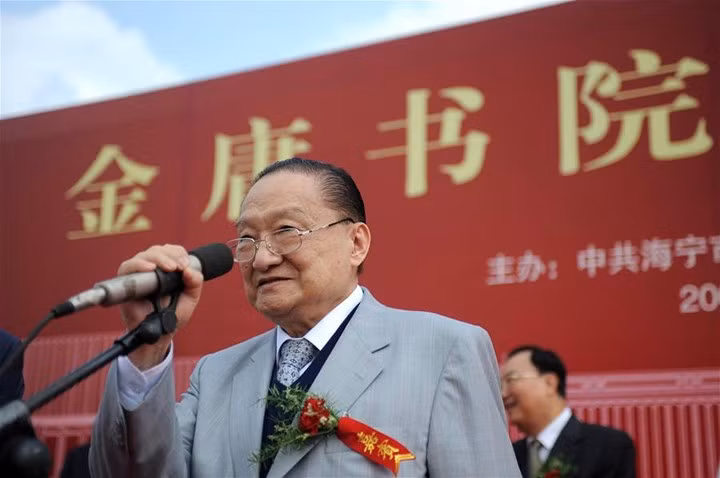 Kim Dung đến dự lễ khởi công của một học viện được đặt theo tên ông ở Chiết Giang, Trung Quốc vào ngày 17/9/2008.