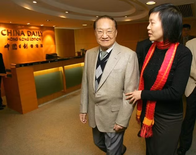 Sinh ra ở tỉnh Chiết Giang, Kim Dung tốt nghiệp trường Đại học Luật Tô Châu vào năm 1948. Để trang trải học phí, ông từng làm việc với tư cách nhà báo và dịch giả cho tờ báo Đại Công Báo ở Thượng Hải.