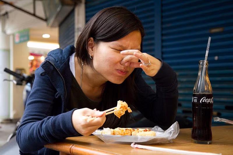  Đậu phụ thối, Trung Quốc: Món đặc sản mùi thối nổi tiếng của Trung Quốc được làm từ đậu phụ để lên men, sau đó rán giòn và ăn kèm tương ớt. Đậu phụ thối có mùi đậm đặc và có thể lan tỏa ra cả khu phố. Tốt nhất bạn không nên chế biến hay ăn món này ở nhà do mùi sẽ lưu lại rất lâu. Ảnh: Backpacker Travel.