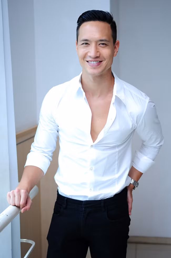 Kim Lý là một người mẫu, diễn viên trở về Việt Nam hoạt động sôi nổi sau dự án phim Hương ga (2014). Từ đó anh nổi tiếng và tham gia nhiều dự án cũng như sự kiện trong showbiz Việt.