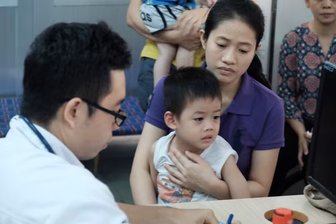 Giet con khi vat chanh vao mieng khi tre sot co giat-Hinh-2