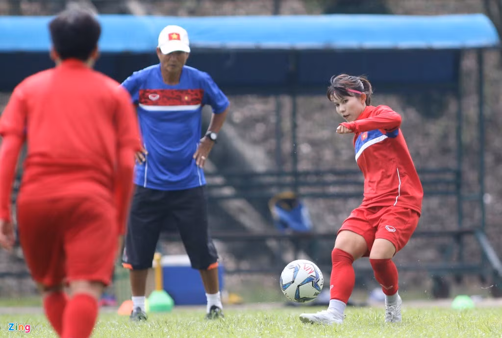 HLV Mai Đức Chung nhấn mạnh quá trình chuẩn bị cho SEA Games nói chung và trận gặp Myanmar đã có từ cách đây 2 tháng. Vì thế trong buổi tâp chiều 19/8, ông chỉ cho các học trò ôn lại bài, thực hiện một số miếng đánh về chiến thuật.