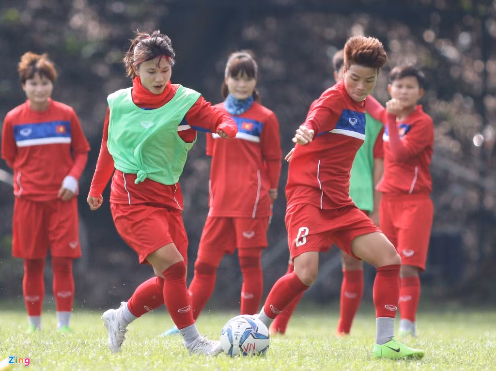 Trời rất nóng nên các tuyển thủ phải vận áo tập dài tay, xoa kem dưỡng da. Các thành viên tâm sự họ đã quen với điều kiện tập luyện, thi đấu khắc nghiệt nên không có gì phải ca thán. Ở trận thắng Philippines, toàn đội đã chơi gần 30 phút khi nhiệt độ trên sân lên đến 37 độ C.