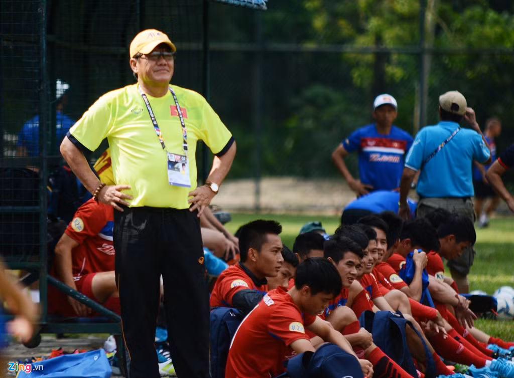 Đội U22 Việt Nam tập cùng địa điểm với đội nữ. Đội đến sớm nên ngồi quan sát các đàn chị tập luyện ở bên ngoài sân.