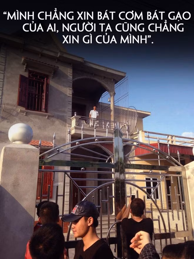 Một trong những khoảnh khắc để đời của Lệ Rơi thời mới nổi. Khi người dân hiếu kỳ vây kín cổng xem mặt Lệ Rơi, anh ung dung đứng trên tầng nhà nhìn xuống.