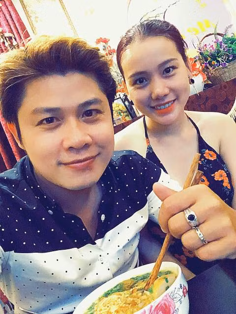 Mới đây, trên trang facebook cá nhân, nhạc sĩ Nguyễn Văn Chung có chia sẻ loạt hình ảnh chụp màn hình làm bằng chứng cho cách chiều vợ có 1-0-2 của mình khiến cộng đồng mạng và người hâm mộ trầm trồ không ngớt.