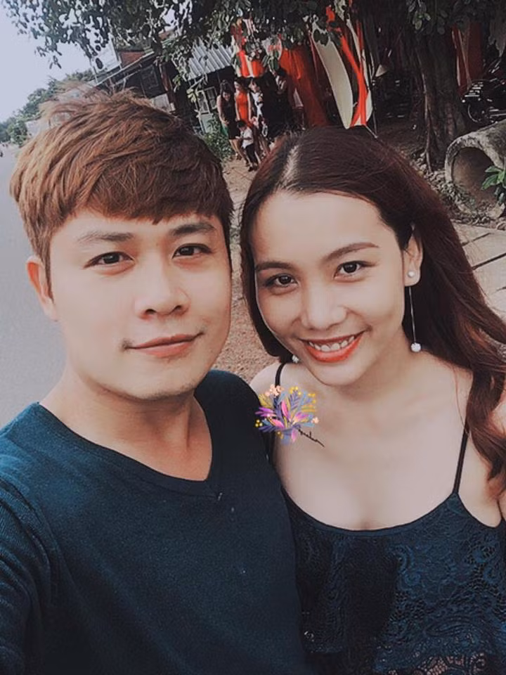 Đáng chú ý là dòng trạng thái ngọt ngào cùng hình ảnh của hai vợ chồng được chú thích ngộ nghĩnh để dành tặng cho người vợ thân yêu của mình trong dịp kỷ niệm 3 năm ngày cưới. "...Anh hay vứt đồ lung tung để em phải dọn dẹp...anh hay đòi ăn món này món kia lúc đêm khuya để em phải lục đục xuống bếp nấu nướng...anh hay im lặng mỗi khi mình giận nhau...anh hay cáu gắt mỗi khi có ai làm anh không vui...anh hay để em phải thức giữa đêm để chăm con...anh hay ham chơi để em phải lo mấy việc khác dùm anh. Nói chung là anh không tốt lắm, không giống như người chồng hoàn hảo lắm! Nhưng 3 năm qua, anh đang cố gắng từng ngày...học cách để đồ đạc vào đúng nơi cần để...học cách cho con ăn, dỗ dành và chơi với con...học cách ôm em mỗi khi giận nhau...học cách ráng mở cái miệng ra để nói chuyện với em mỗi khi không vui...học cách hỏi han "em đói không?", "em mệt không?", "sao em mệt?", "em thích gì không anh mua?