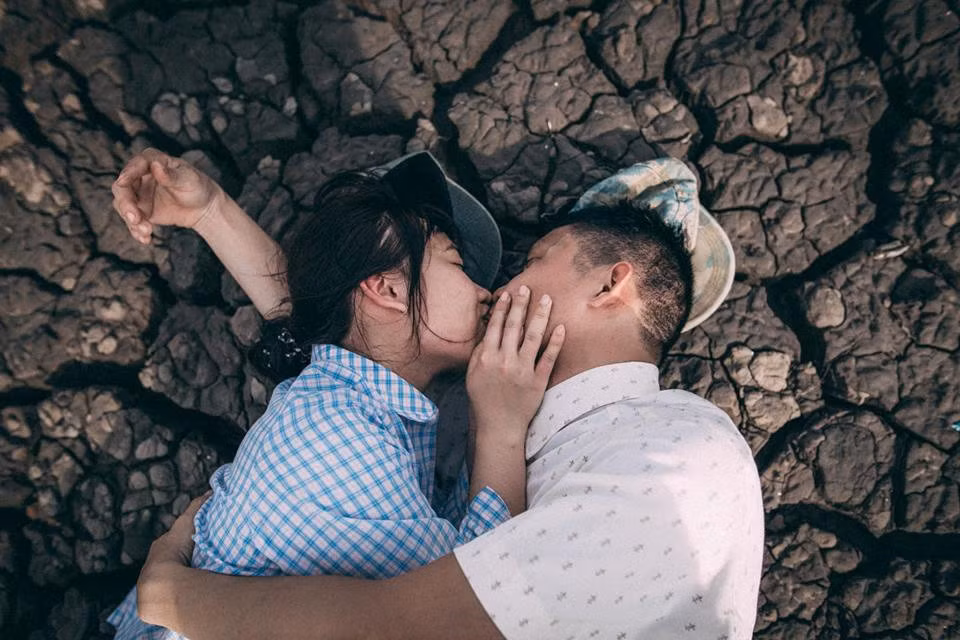 Đôi uyên ương yêu nhau được 5 năm thì Tố Trinh đi du học ở Canada. Thời gian đầu khi bạn gái đi xa là thử thách cho tình yêu. Họ gặp nhiều khó khăn khi chênh lệch múi giờ, công việc bận rộn.