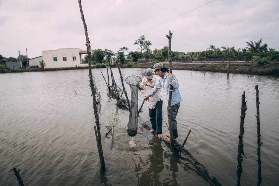 Bộ ảnh được thực hiện trong 30 phút tại quê nhà Cà Mau, bối cảnh là cánh đồng, áo cá, sân nhà. Minh Tài cho hay Tố Trinh rất ủng hộ và thích thú với ý tưởng hóa thân thành nông dân của anh.