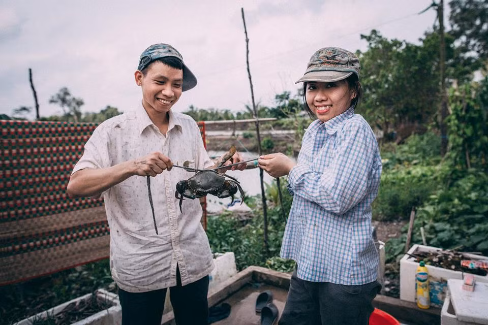 Chú rể tiết lộ khi yêu xa, cả hai luôn sắp xếp thời gian kể cho nhau nghe mọi chuyện diễn ra trong ngày. Những lúc giận dỗi, chàng trai luôn là người nhường nhịn, lắng nghe bạn gái trút giận qua điện thoại.