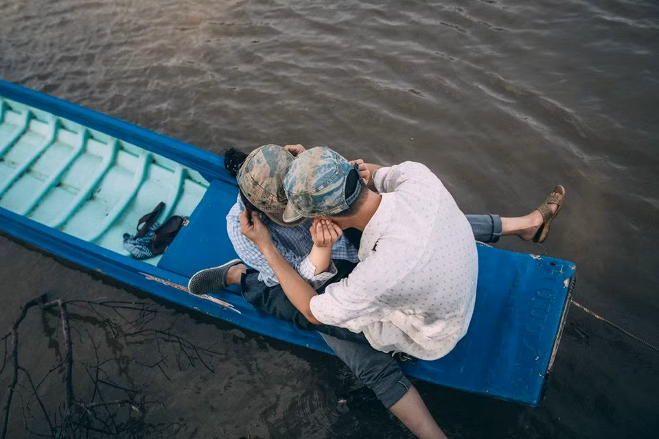 Đôi uyên ương lựa chọn trang phục là những bộ quần áo lao động đã cũ của cha mẹ. Bối cảnh chính là đầm nuôi tôm cá ở quê nhà nhằm tạo nên câu chuyện tình chân chất.