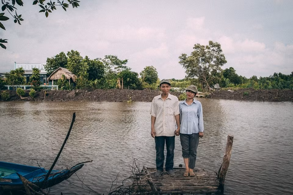 Các bức hình được thực hiện nhân dịp cô dâu du học từ Canada về nghỉ hè một tháng để làm đám hỏi. Không có sự chuẩn bị kỹ càng, đôi trẻ quyết định ghi dấu kỷ niệm tình yêu bằng bộ ảnh cưới nông dân bình dị, gần gũi.