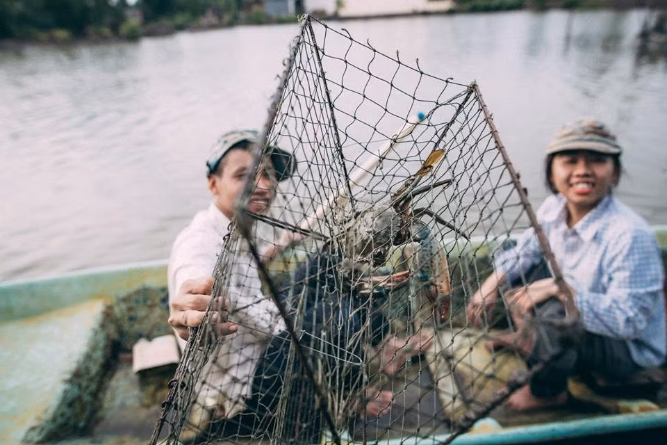 Phạm Minh Tài cho biết bộ ảnh được nhiều dân mạng quan tâm khiến anh khá ngạc nhiên. Qua đây, chú rể muốn truyền tải cho mọi người thấy sự mộc mạc, bình dị của cuộc sống nông thôn. Anh và bà xã tương lai sống khá đơn giản, không cầu kỳ, luôn suy nghĩ tích cực. Bởi vậy, cả hai muốn hướng tới sự hài hước và thân thuộc trong bộ ảnh cưới bình dị.