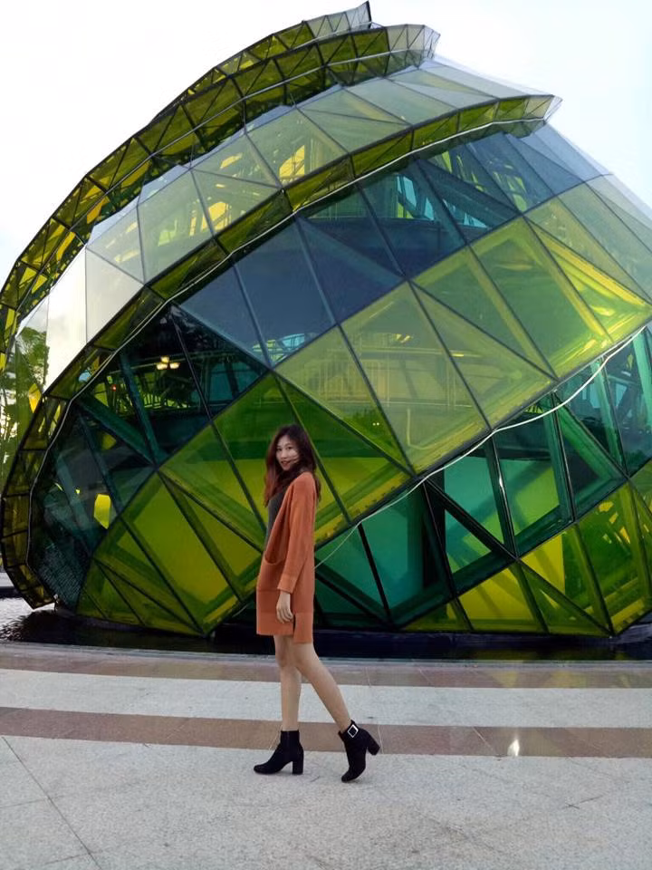 Nằm ngay "trái tim" của thành phố mờ sương, quảng trường Lâm Viên có kiến trúc độc đáo và nhiều công trình nghệ thuật khổng lồ, tạo ra những góc chụp hình mới lạ thu hút giới trẻ. Ảnh: Đoàn Ngọc Nhi.