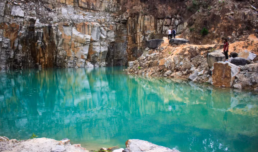 "Tuyệt tình cốc" Đà Lạt nằm tại thôn Suối Cạn, xã Lát, huyện Lạc Dương, tỉnh Lâm Đồng. Cách trung tâm thành phố khoảng 50 km, "Tuyệt tình cốc" thực chất là một mỏ đá bị bỏ hoang, sau thời gian không khai thác, mưa và các mạch nước ngầm đã tạo nên một hồ nước có màu xanh ngọc bích lạ mắt. Ảnh: Thành Đạt.