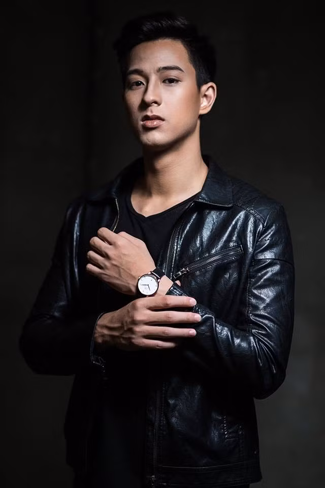 Ngoài tài năng, Phạm Hồng Nam còn sở hữu thân hình chuẩn người mẫu với chiều cao 1m83 cùng khuôn mặt điển trai. Ngoài đời, mỹ nam cầu lông còn gây chú ý với phong cách streetstyle bắt mắt.