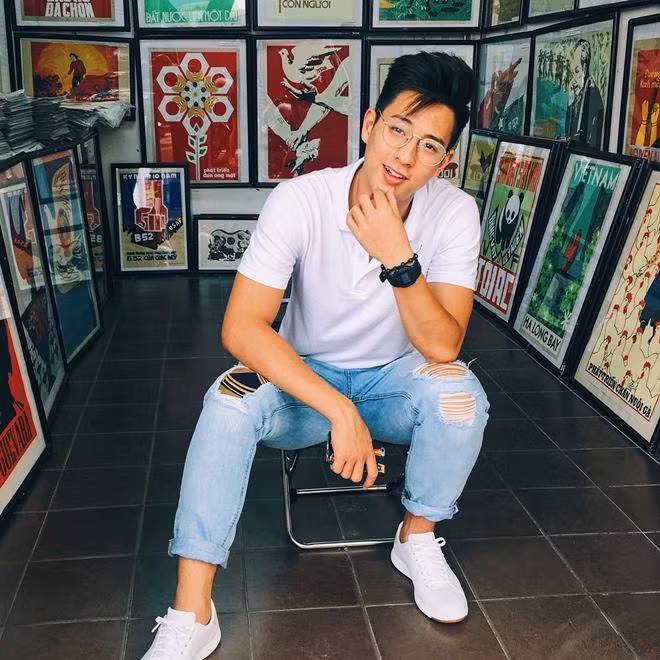 Chỉ với set đồ đơn giản, áo thun đi kèm với quần ống túm, tay vợt đã trở nên thời trang hơn rất nhiều.