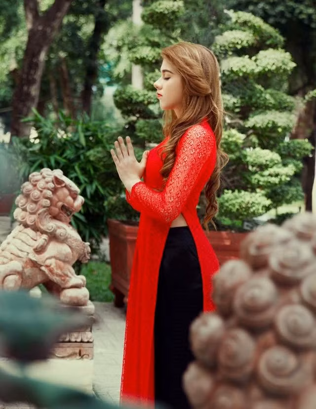 Mỹ Hạnh kể từ nhỏ, cô thường xuyên bị trêu chọc vì có vẻ ngoài khác các bạn. Cô bé cũng chịu nhiều thiệt thòi khi lớn lên không có cha bên cạnh.