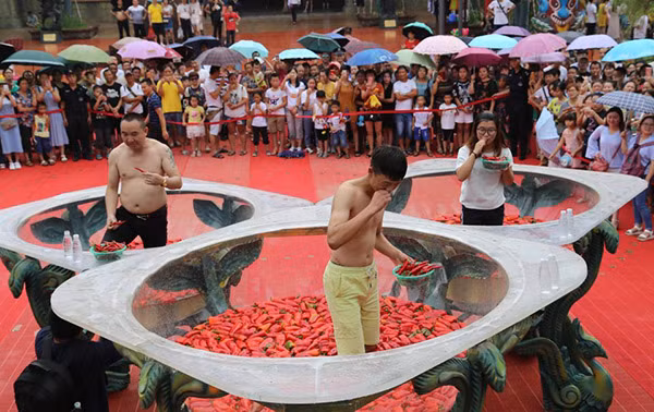 Thậm chí còn có tiền lệ một người tham gia đã bị thủng vòm họng do cố gắng ăn ớt cay để hoàn thành thử thách.