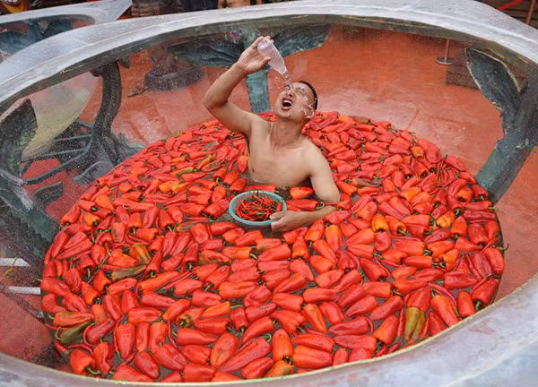 Người dự thi không chỉ cần ‘đấu tranh' với độ cay của thử thách mà còn phải có cường đại tâm lý để giữ hình tượng trước hàng trăm người vây xem, tránh những hành động thất thố như vùi đầu vào nước hoặc thè lưỡi ra thở vì quá cay.