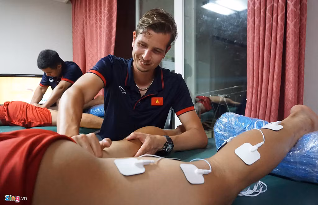 Chuyện hậu trường phía sau sân có ít người biết, đó là cầu thủ U22 Việt Nam bị "điện giật" mỗi tối trước khi đi ngủ. Đây là các máy massage bằng sung điện giúp cầu thủ hồi phục các nhóm cơ sau các buổi tập hoặc các trận đấu với cường độ vận động cao. Trong những ngày ở Hàn Quốc và sắp tới là SEA Games 29, tối hàng ngày, các cầu thủ sẽ xếp hàng tới phòng massage để hồi phục trước khi về phòng đi ngủ.