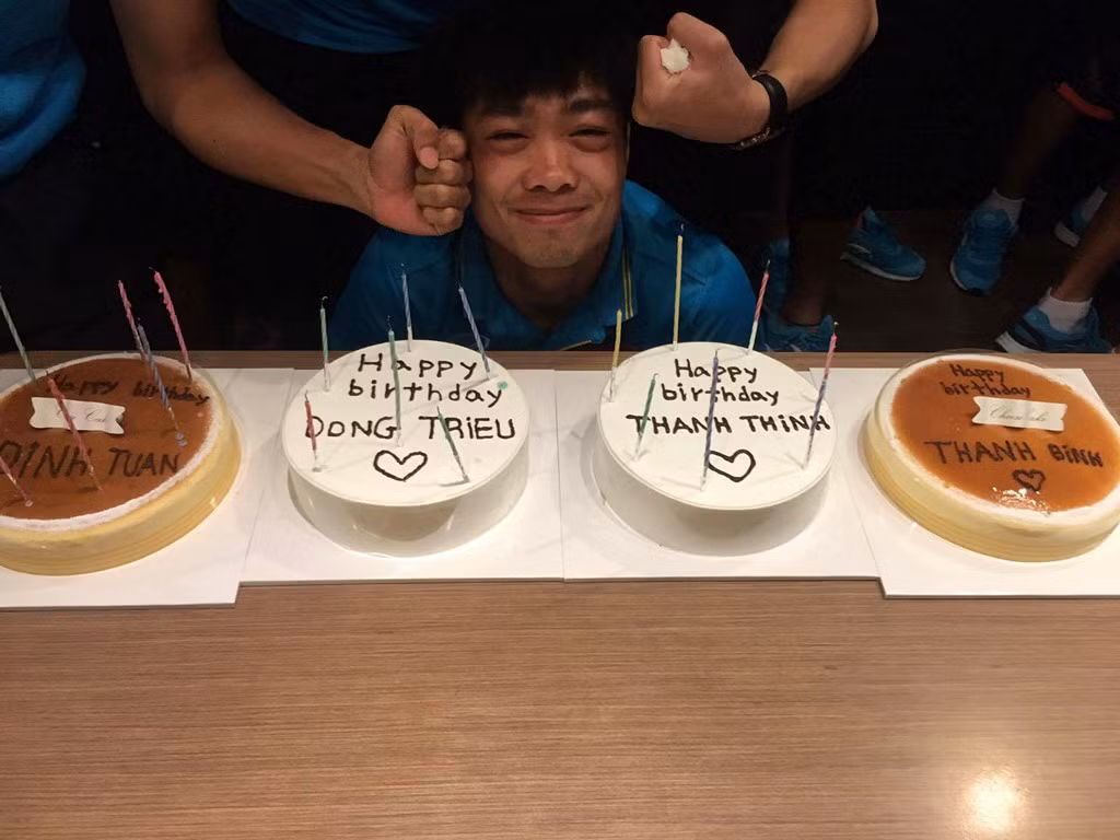 Công Phượng - "siêu quậy" ở đội tuyển U22 Việt Nam. Trái với vẻ lầm lì, ít nói trên sân cỏ, Công Phượng ngoài đời thường là một chàng trai cá tính, rất thông minh với nhiều trò trêu đùa đồng đội.