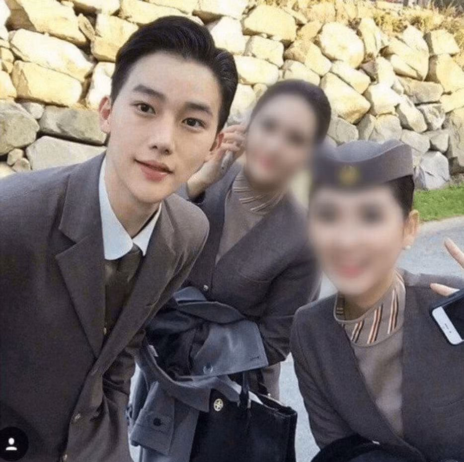 Tiep vien hang khong dep trai nhu tai tu khien khach me met