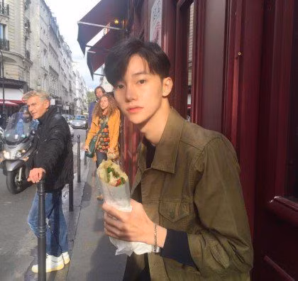 Danh tính của anh chàng nhanh chóng được phát hiện. Anh Lee Yoo Aul, từng làm nam tiếp viên hàng không và hiện đang hoạt động trong lĩnh vực nghệ thuật.