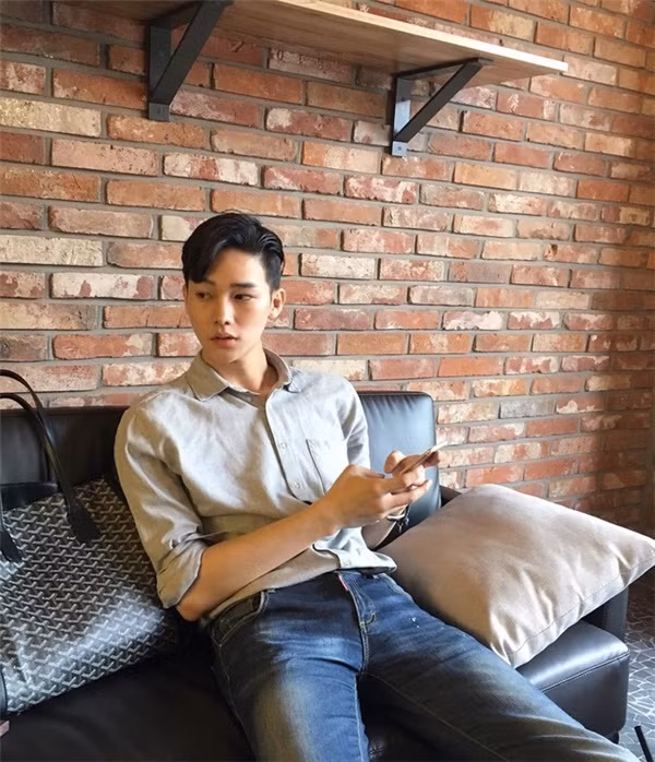 Khả năng diễn xuất ấn tượng đã giúp chàng tiếp viên hàng không đẹp trai Yoo Aul nhanh chóng được các đạo diễn để ý.