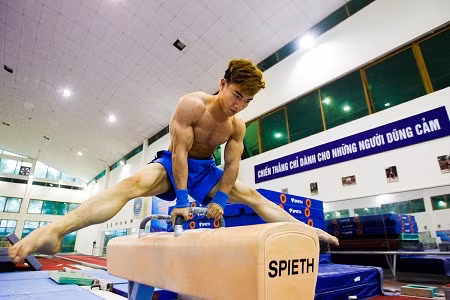 Tuy chỉ cao 1m65 thế nhưng Phước Hưng vẫn có cơ thể rất săn chắc. Anh thường xuyên nhận những lời khen ngợi là "mỹ nam", "soái ca" nhờ ngoại hình rất sáng và quyến rũ.