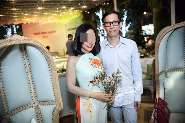 Khánh Casa tên thật là Vũ Kim Khánh. Nhân vật này khá nổi tiếng trong giới kiến trúc, kinh doanh và trên mạng xã hội với tên gọi Kiến trúc sư Vũ Khánh. Vũ Khánh vừa là một kiến trúc sư có tiếng, đồng thời còn là doanh nhân thành đạt. Ông là chủ sở hữu của Hệ thống Khanhcasa Tea House là chuỗi nhà trà có quy mô rất lớn tại 46-48-50 Đồng Khởi, Quận 1 sở hữu mặt tiền độc đao được phục dựng theo phong cách thập niên 60 – 70.