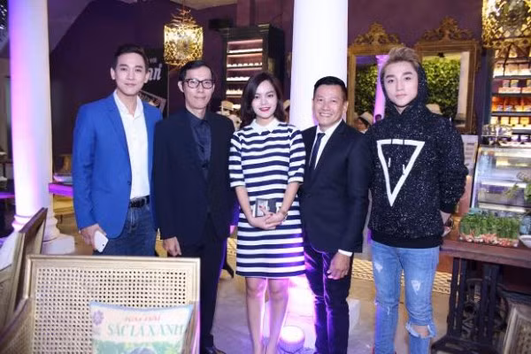 Ngoài ra, Khánh Casa (thứ 2 từ trái sang) còn sở hữu hệ thống Khanhcasa Garden và Khanhcasa Vegetarian &amp; Tea Garden (chuyên đồ chay). Tuy nhiên, thời gian gần đây rộ lên nhiều tin đồn hệ thống Khanhcasa đã bị bán từ năm 2016. Với những thông tin này, dư luận có thể phần nào nắm bắt được danh tiếng, mức độ thành công và sự nghiệp của Khánh Casa.