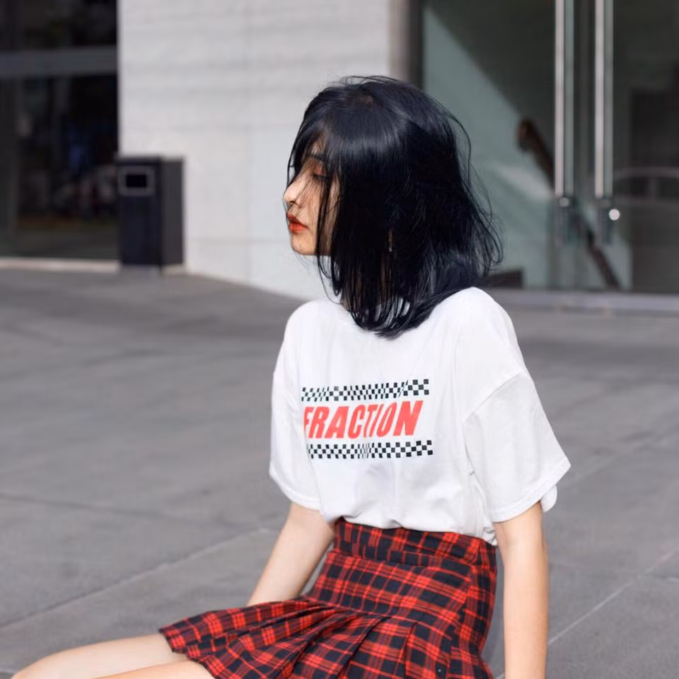 "Mới nhìn mình cứ tưởng con gái Hàn Quốc", "Bạn này cao lắm mà ở ngoài để mặt mộc cũng rất dễ thương"... là một số bình luận dân mạng dành cho Phương Vy.