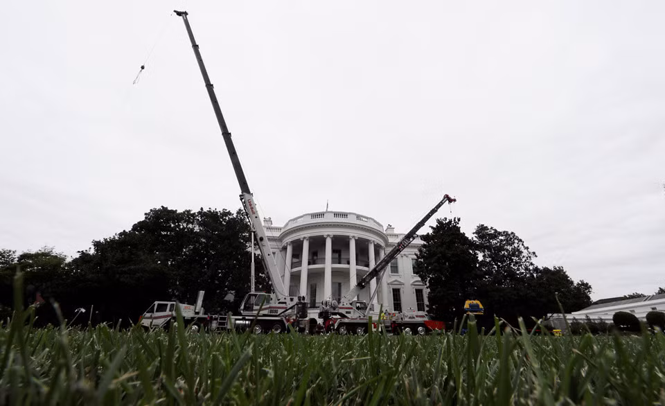 Không lâu sau khi chiếc Air Force One cất cánh để đưa tổng thống đến New Jersey, các hoạt động trùng tu được bắt đầu tại Nhà Trắng.