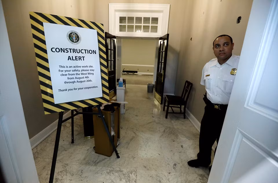 Người ta từng thấy cựu Tổng thống Obama phải đập ruồi trong khi Tổng thống đương nhiệm Donald Trump được cho là đã nói với một cộng sự rằng căn nhà ông mới dọn vào là "một đống ngu xuẩn". Dù vậy, ông Trump bác bỏ việc mình đã có bình luận trên và hết lời khen ngợi Nhà Trắng.