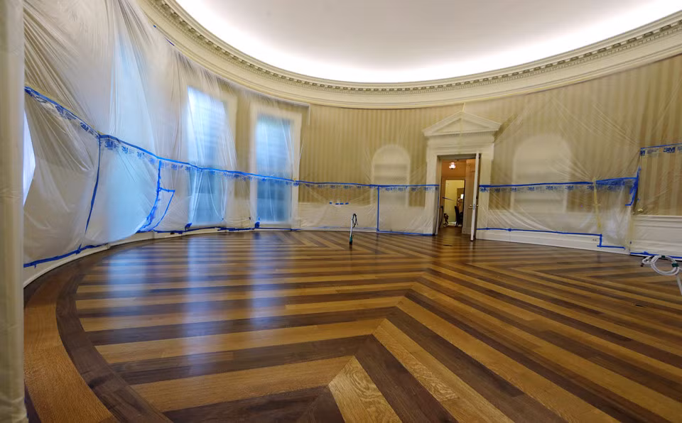 Không lâu sau khi tổng thống rời khỏi, đồ đạc được dọn khỏi Phòng Bầu dục.