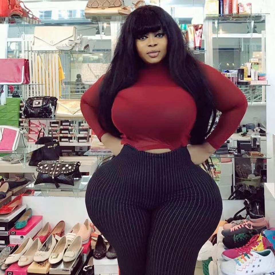  Vòng 3 cỡ đại cũng khiến cô trở thành tâm điểm của nhiều lời dèm pha, chỉ trích không ngớt. Nhiều người cho rằng cô đã phẫu thuật thẩm mỹ để có được thân hình như hiện tại.