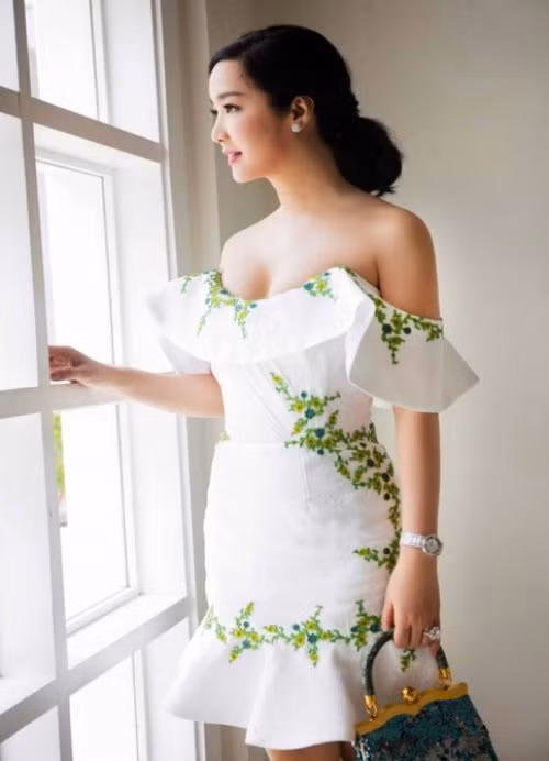 Sinh năm 1973 và đăng quang Hoa hậu Đền Hùng năm 1989, hiện tại Giáng My luôn nằm trong top sao Việt mặc đẹp nhất tuần, nhất tháng.