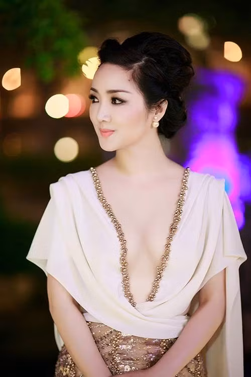 Không rõ "suối nguồn tươi trẻ" của cô nằm ở đâu mà sau hàng chục năm, người đẹp 46 tuổi này vẫn trẻ trung phơi phới, mỗi ngày lại thêm mặn mà đằm thắm.