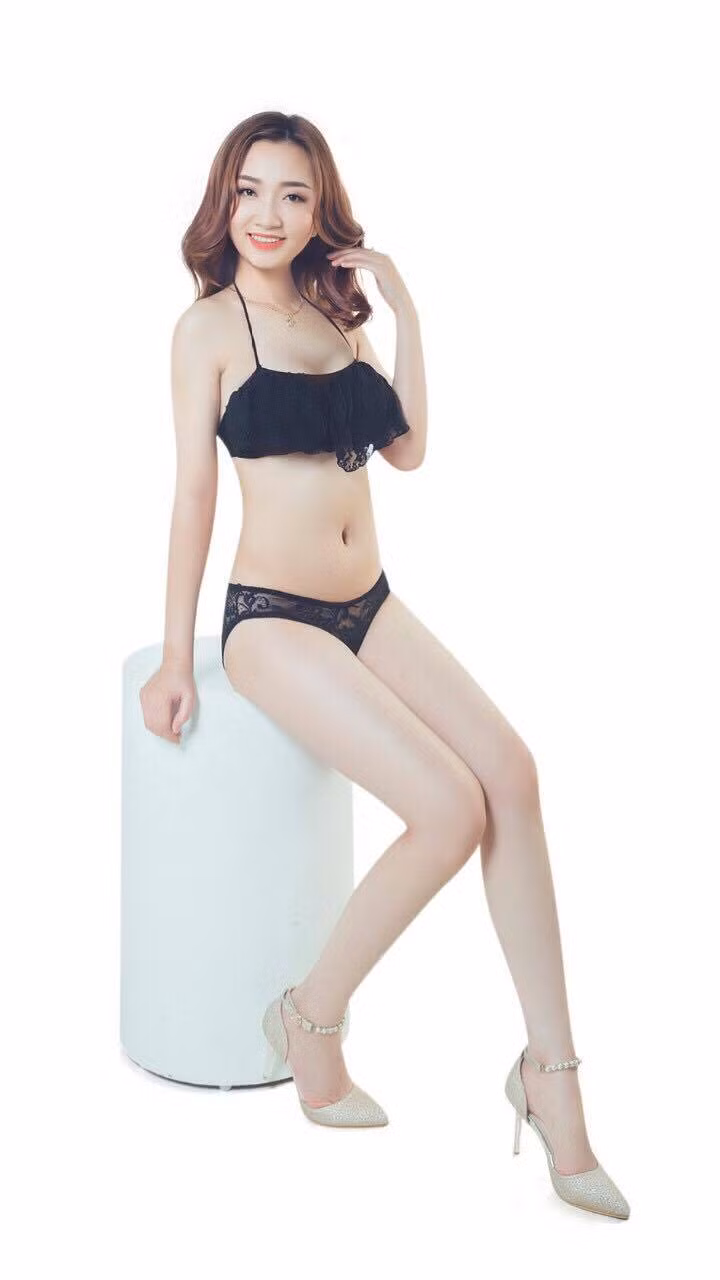 Sở hữu cao 1m70, cùng số đo hình thể gợi cảm 82-62-90cm, người đẹp đất Cảng thu hút mọi ánh nhìn khi chia sẻ khoảnh khắc diện bikini quyến rũ.