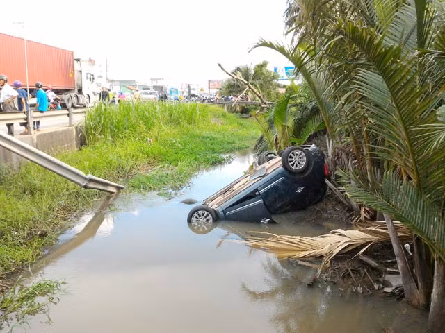 Tai nan xe dau keo va cham xe 7 cho, 5 nguoi thoat chet