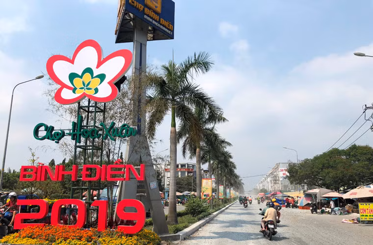 Canh kinh hoang o duong den “Cho Hoa xuan” dau moi Binh Dien